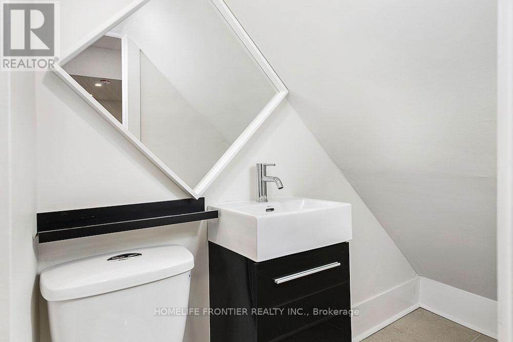 Lower #a - 46 Cowan Avenue, Toronto, Ontario  M6K 2N4 - Photo 14 - W12670084