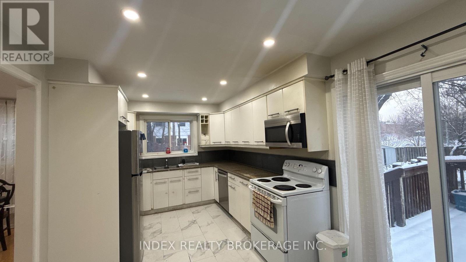 10 Lynwood Court, Brampton, Ontario  L6V 2X4 - Photo 10 - W12670088