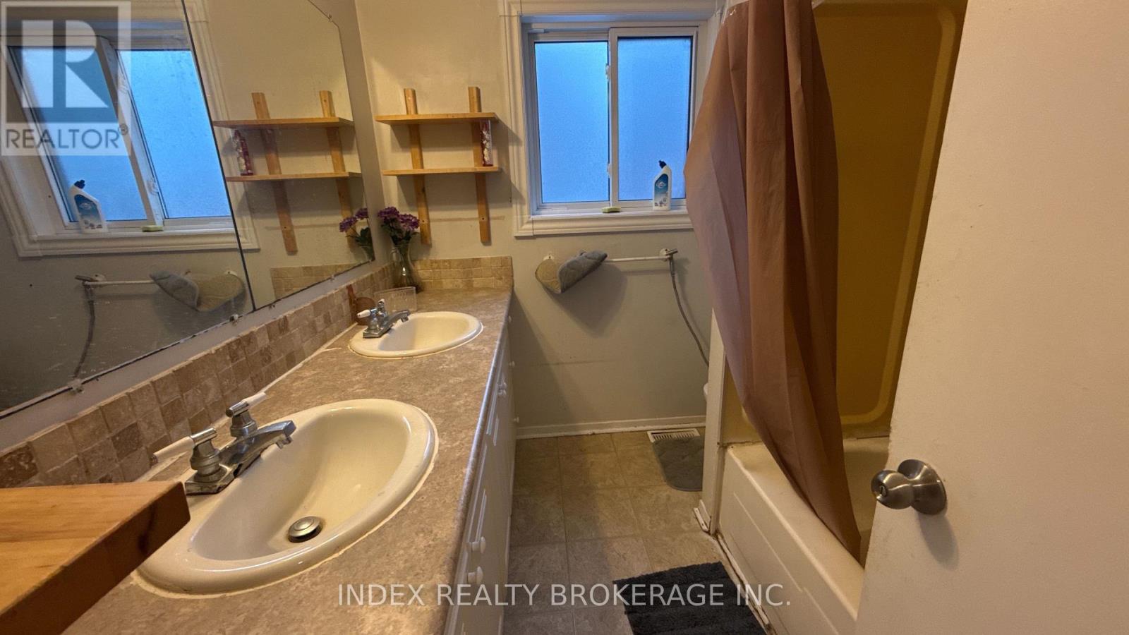 10 Lynwood Court, Brampton, Ontario  L6V 2X4 - Photo 15 - W12670088