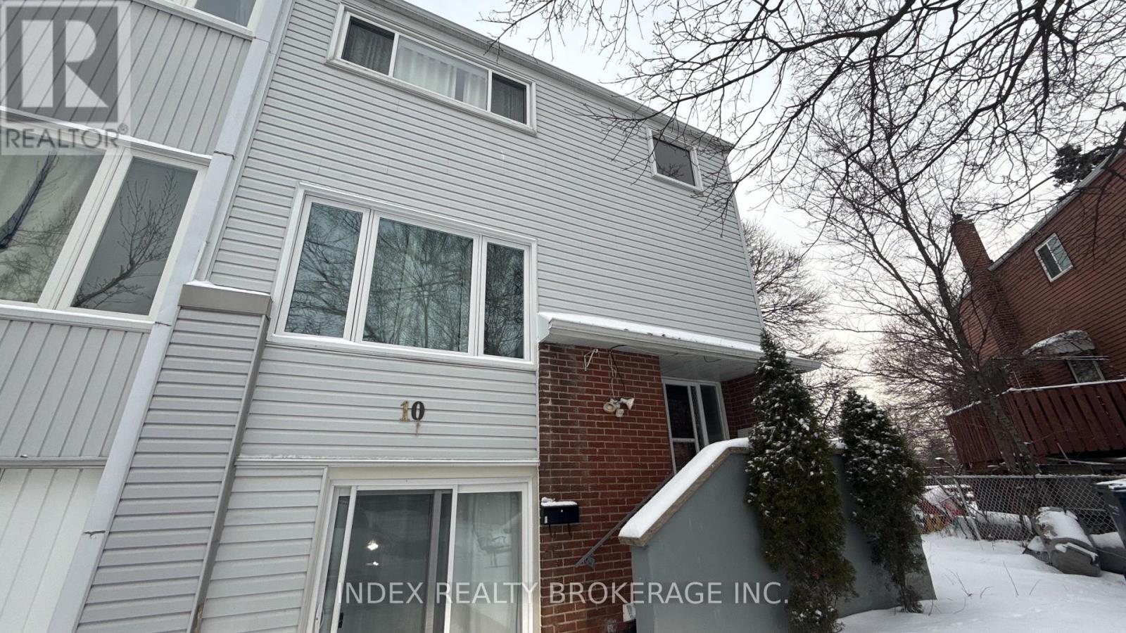 10 Lynwood Court, Brampton, Ontario  L6V 2X4 - Photo 4 - W12670088