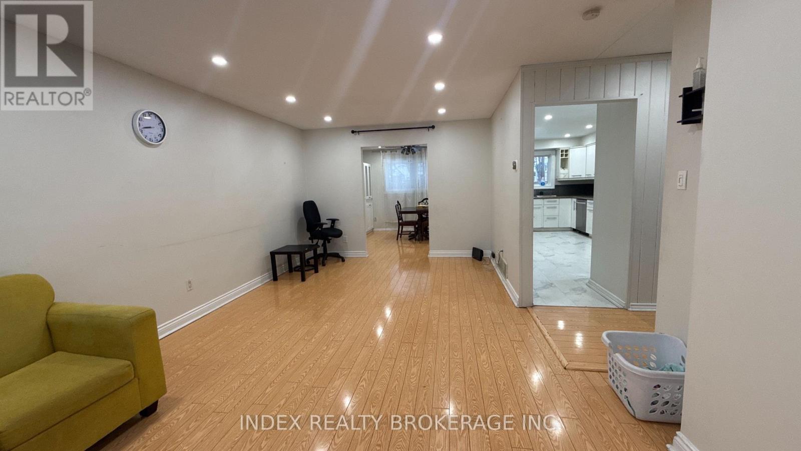 10 Lynwood Court, Brampton, Ontario  L6V 2X4 - Photo 7 - W12670088