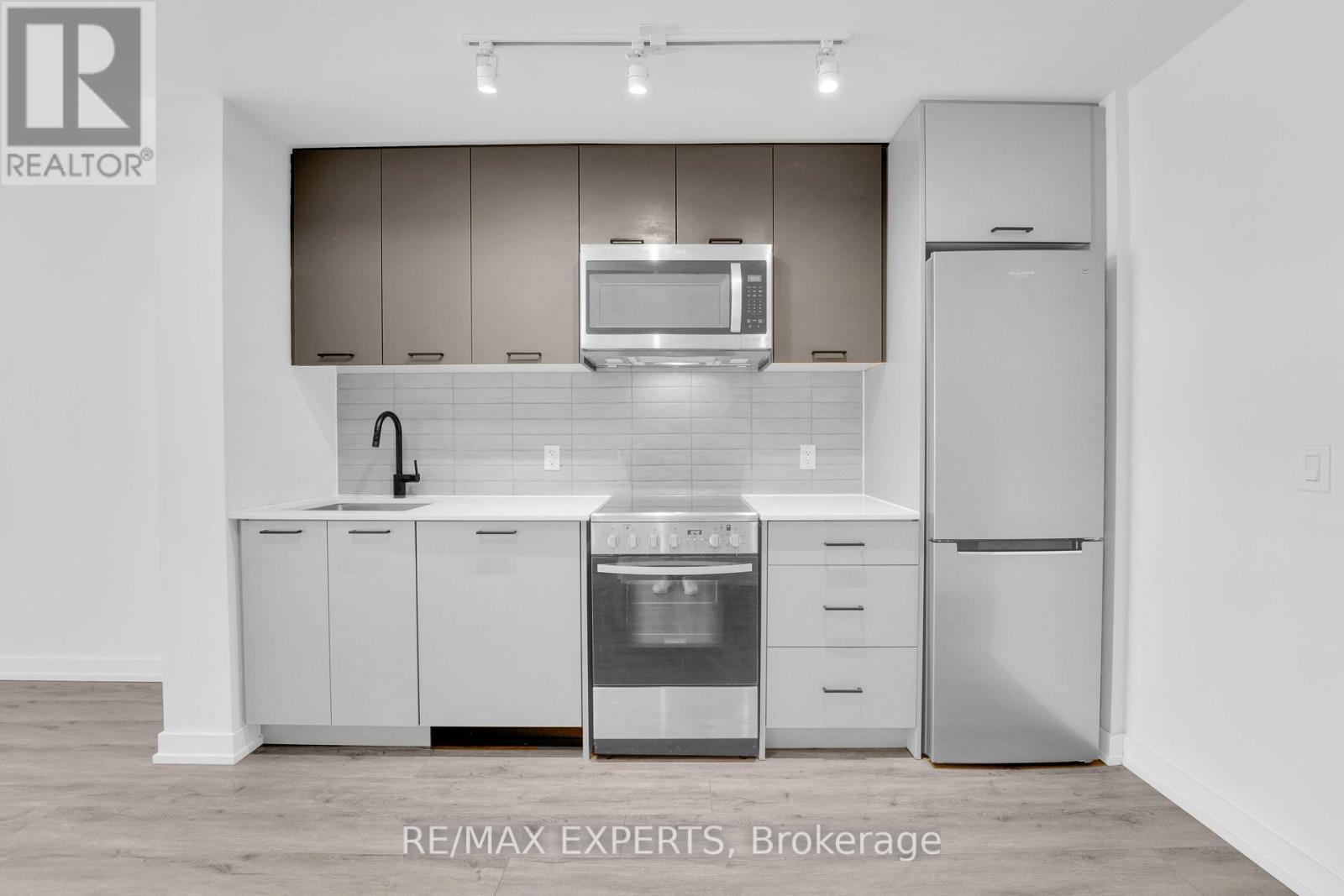 811 - 2300 St Clair Avenue W, Toronto, Ontario  M6N 1K8 - Photo 3 - W12670106