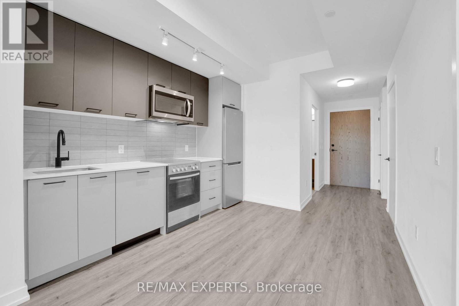 811 - 2300 St Clair Avenue W, Toronto, Ontario  M6N 1K8 - Photo 4 - W12670106