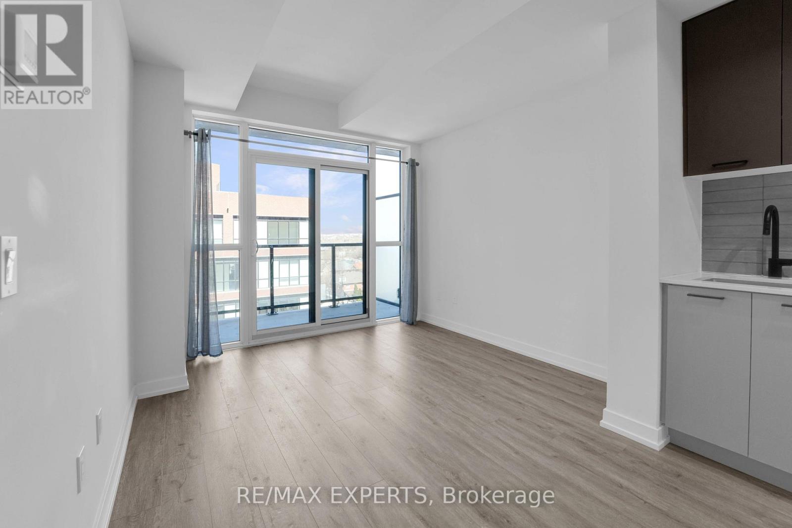 811 - 2300 St Clair Avenue W, Toronto, Ontario  M6N 1K8 - Photo 5 - W12670106