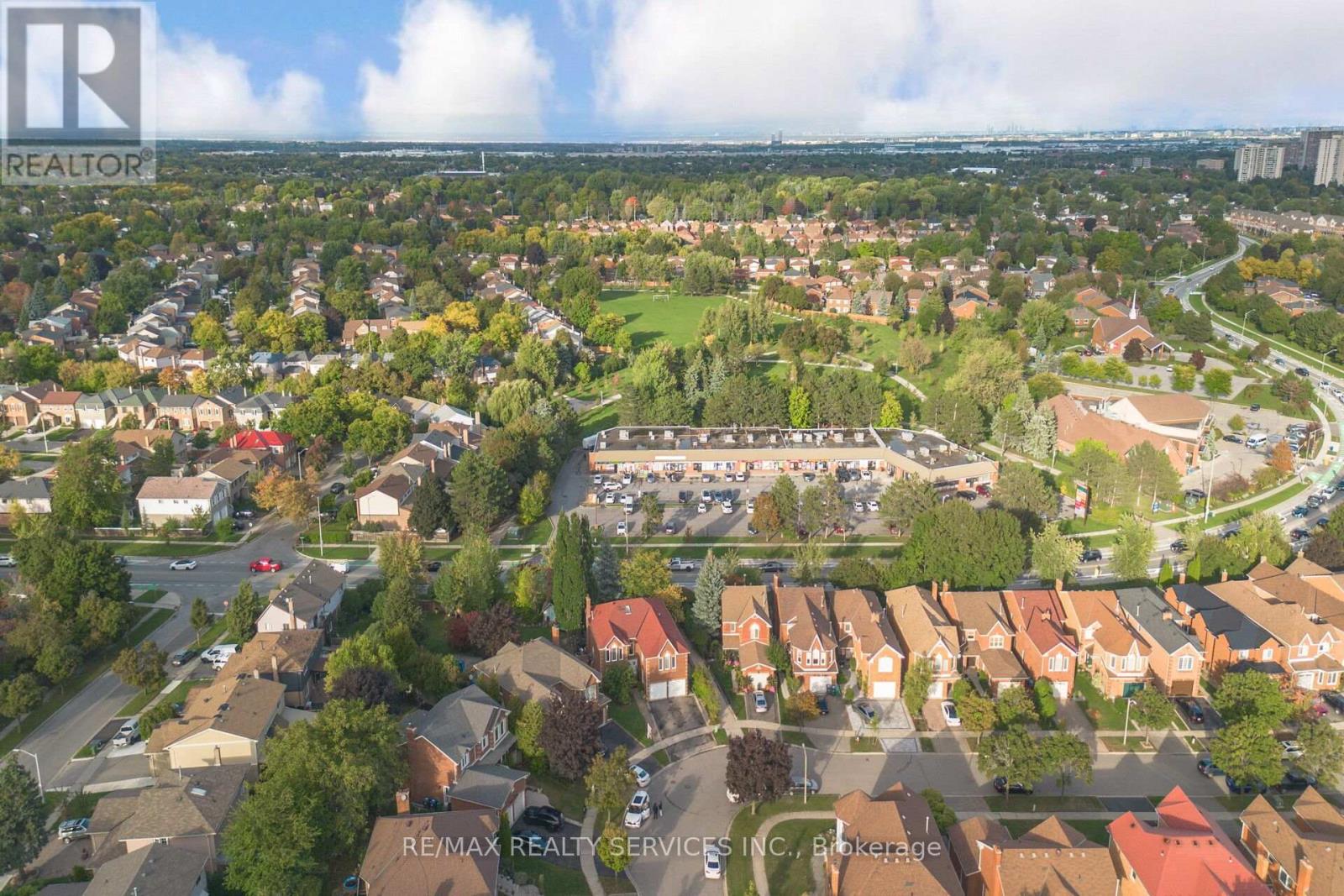 74 Leeward Drive N, Brampton, Ontario  L6S 5V8 - Photo 2 - W12670108