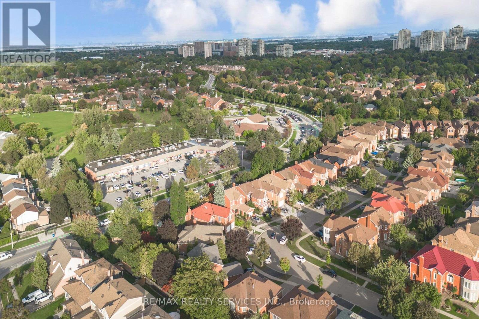 74 Leeward Drive N, Brampton, Ontario  L6S 5V8 - Photo 3 - W12670108