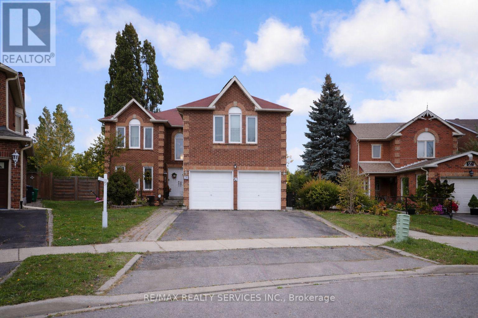 74 Leeward Drive N, Brampton, Ontario  L6S 5V8 - Photo 4 - W12670108