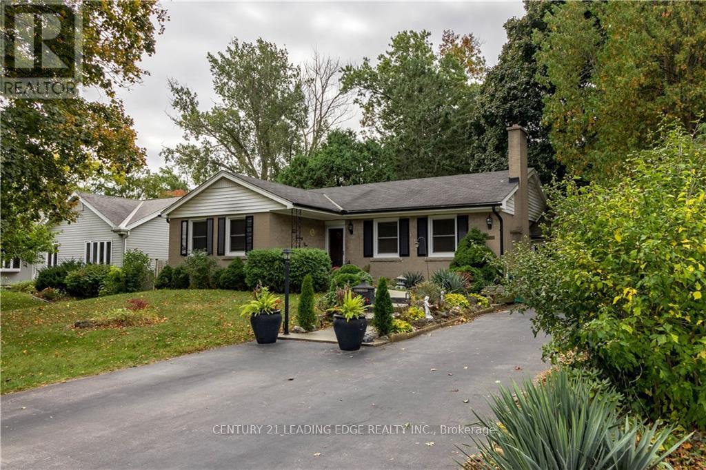 224 Poplar Drive, Burlington, Ontario  L7L 2N4 - Photo 2 - W12670114