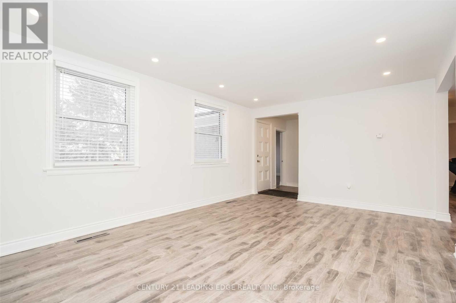 224 Poplar Drive, Burlington, Ontario  L7L 2N4 - Photo 5 - W12670114