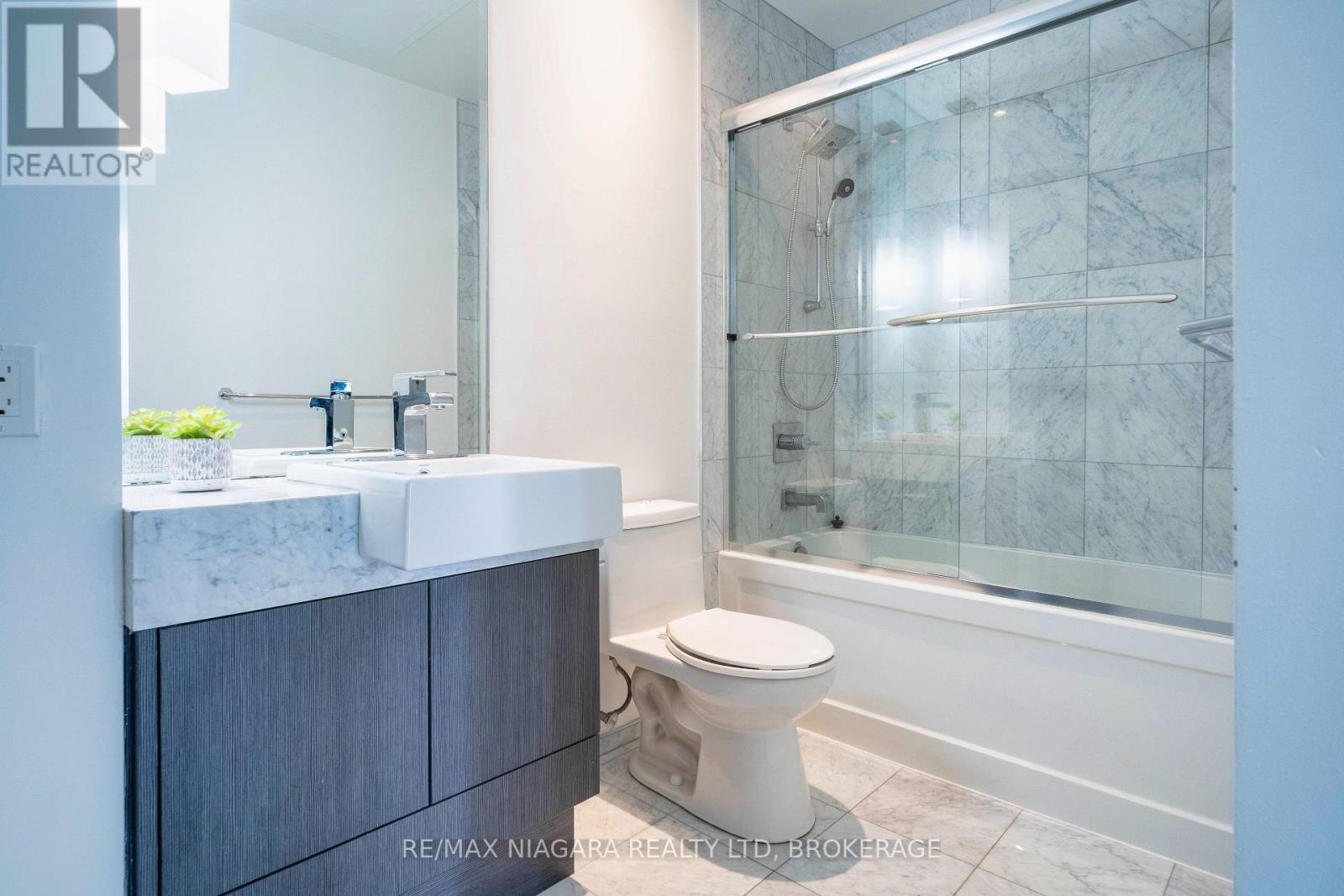 2802 - 8 The Esplanade Street, Toronto, Ontario  M5E 0A6 - Photo 36 - C12670160