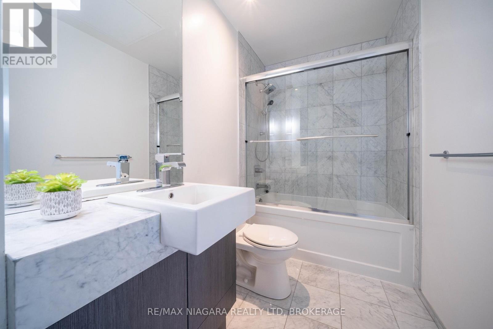 2802 - 8 The Esplanade Street, Toronto, Ontario  M5E 0A6 - Photo 37 - C12670160