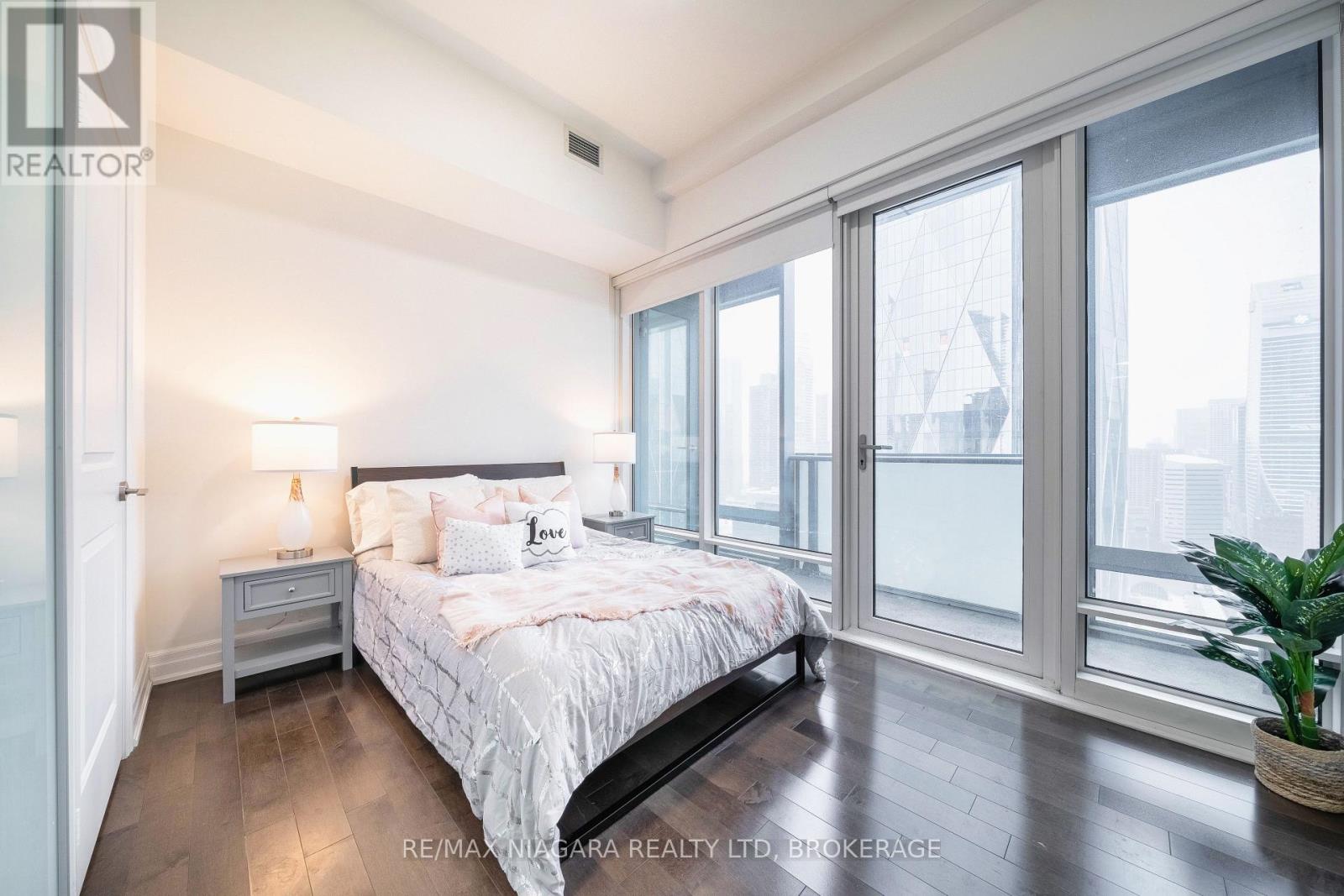 2802 - 8 The Esplanade Street, Toronto, Ontario  M5E 0A6 - Photo 6 - C12670160