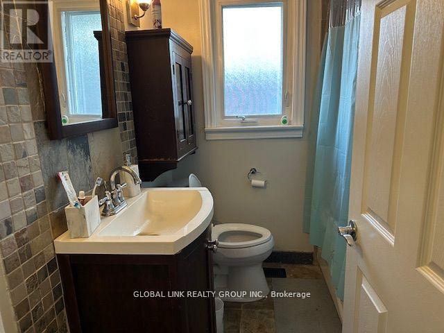 29 Tormore Drive, Richmond Hill, Ontario  L4C 3N3 - Photo 4 - N12670180