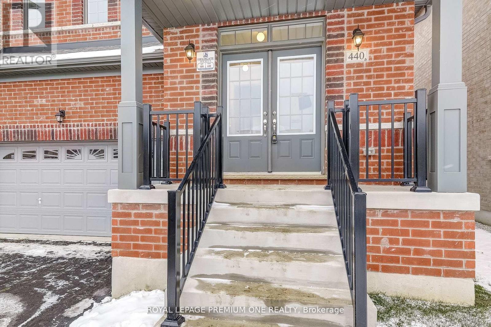 440 Kennedy Circle, Milton, Ontario  L9T 7E7 - Photo 5 - W12669302