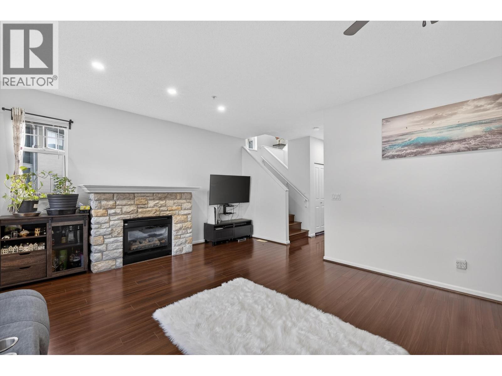 57 1010 Ewen Avenue, New Westminster, British Columbia V3M 5C9 - Photo 2 - R3076775