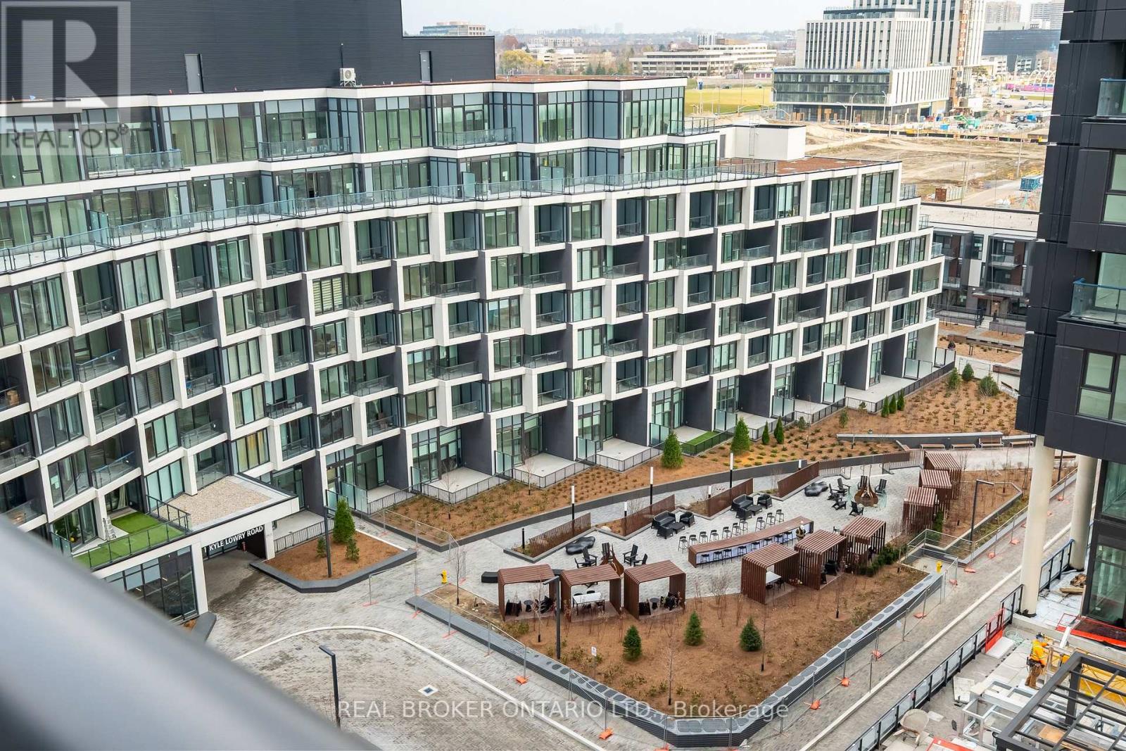 <div class="slider-price">$1,850 Monthly</div><p>912 - 1 Quarrington Lane, Toronto, Ontario</p>