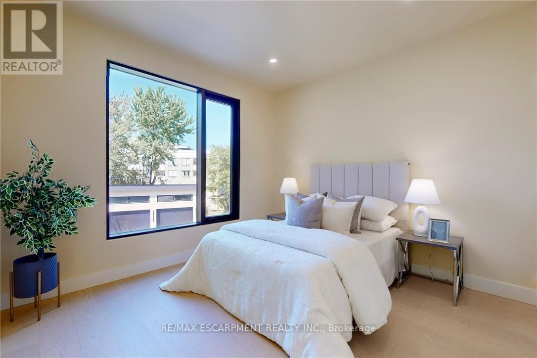 28 Dunsmore Gardens, Toronto, Ontario  M3H 3M2 - Photo 32 - C12670238