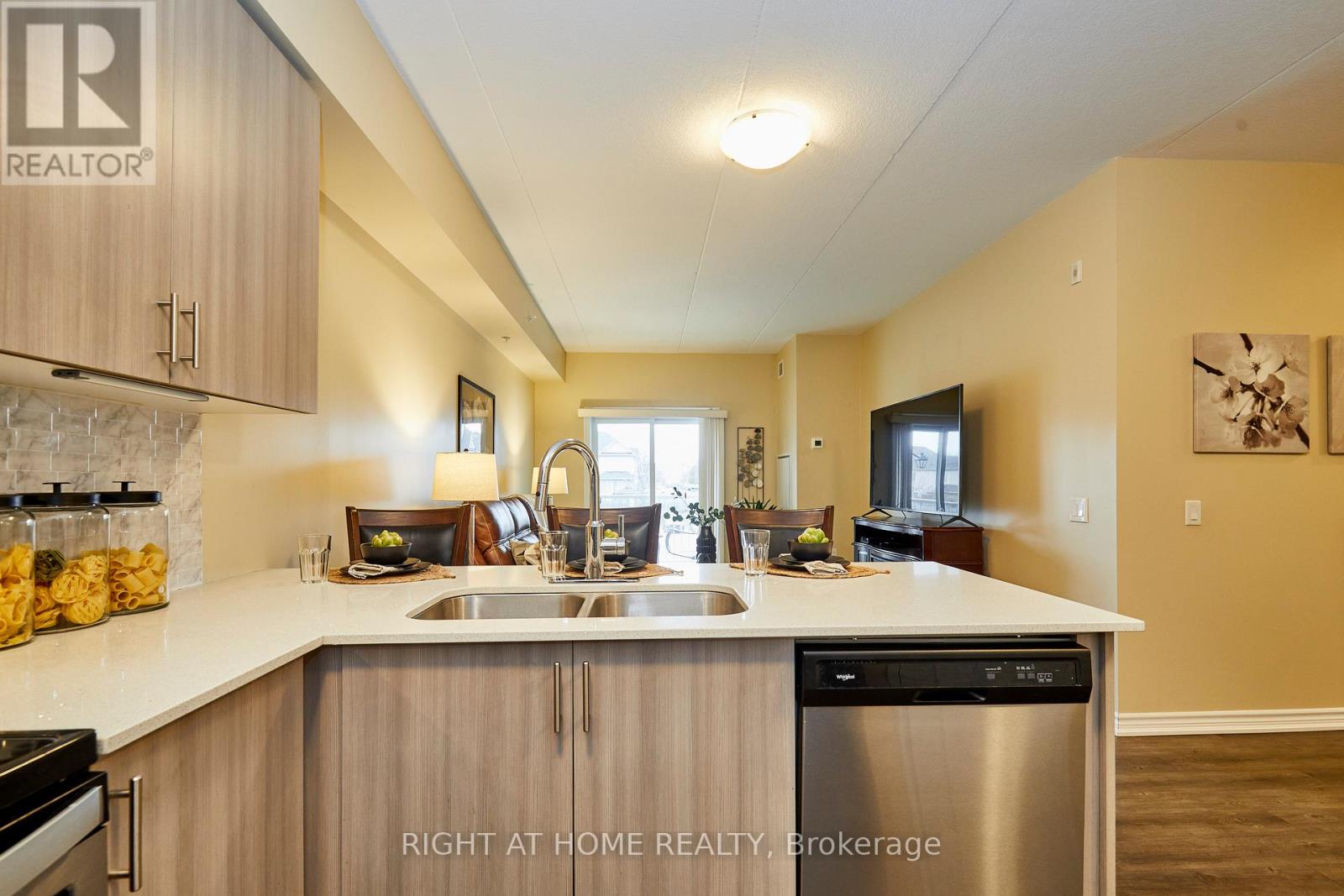 201 - 290 Liberty Street N, Clarington, Ontario  L1C 0V5 - Photo 11 - E12670280