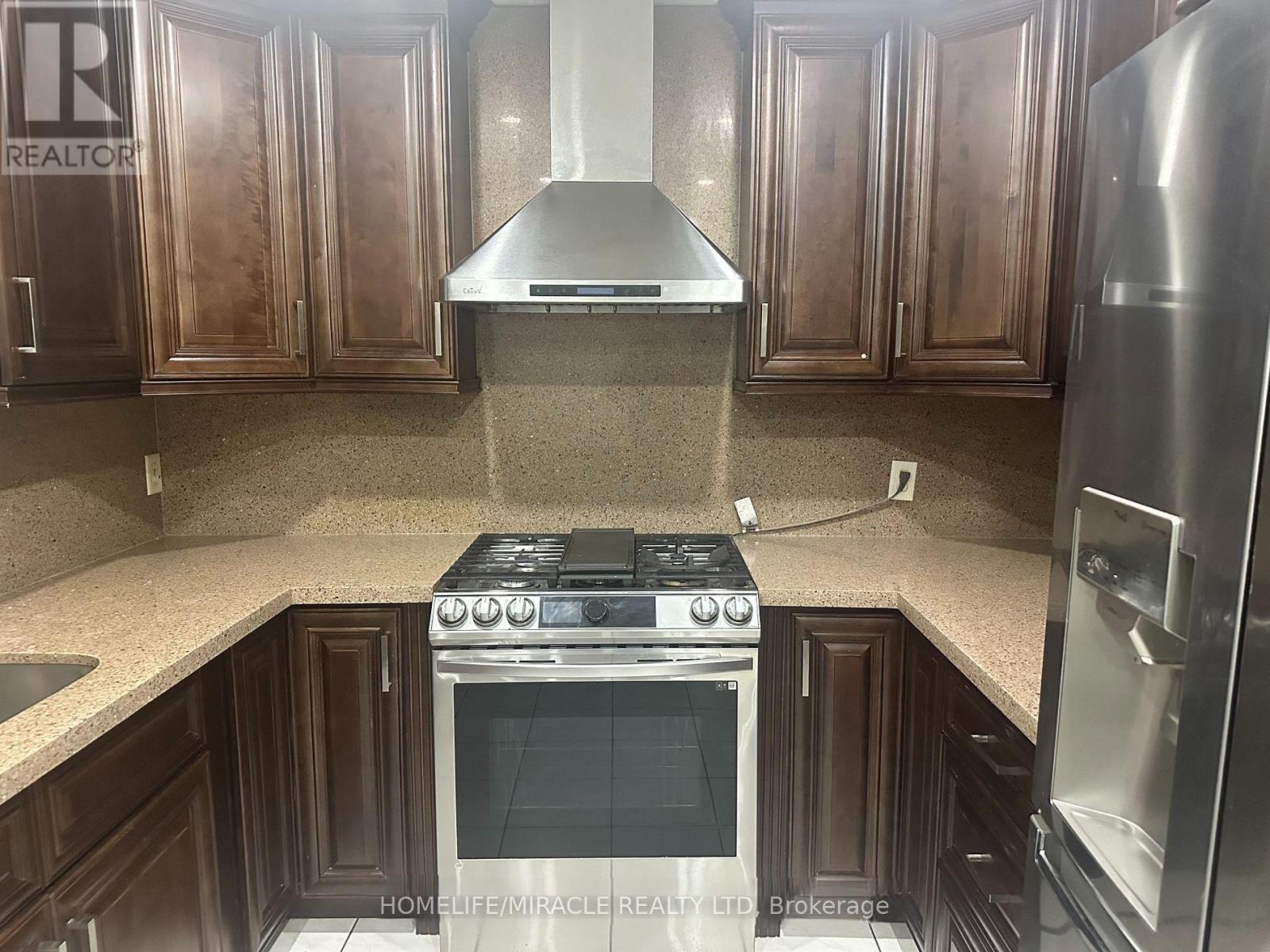 10 Pertosa Drive, Brampton, Ontario  L6X 4V7 - Photo 4 - W12670250