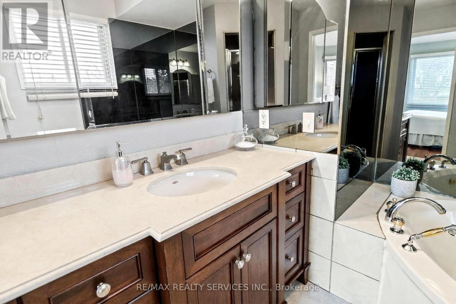 1 Brookbank Court, Brampton, Ontario  L6Z 3G2 - Photo 17 - W12670270