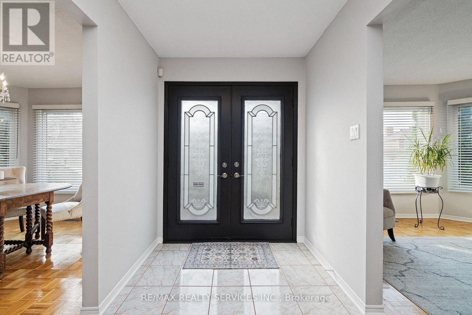 1 Brookbank Court, Brampton, Ontario  L6Z 3G2 - Photo 3 - W12670270