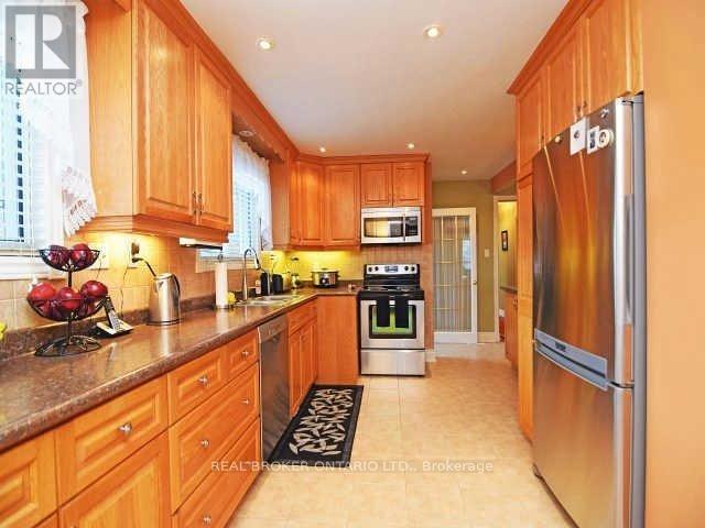 Main - 1602 Coram Crescent, Mississauga, Ontario  L4X 1K9 - Photo 3 - W12670290