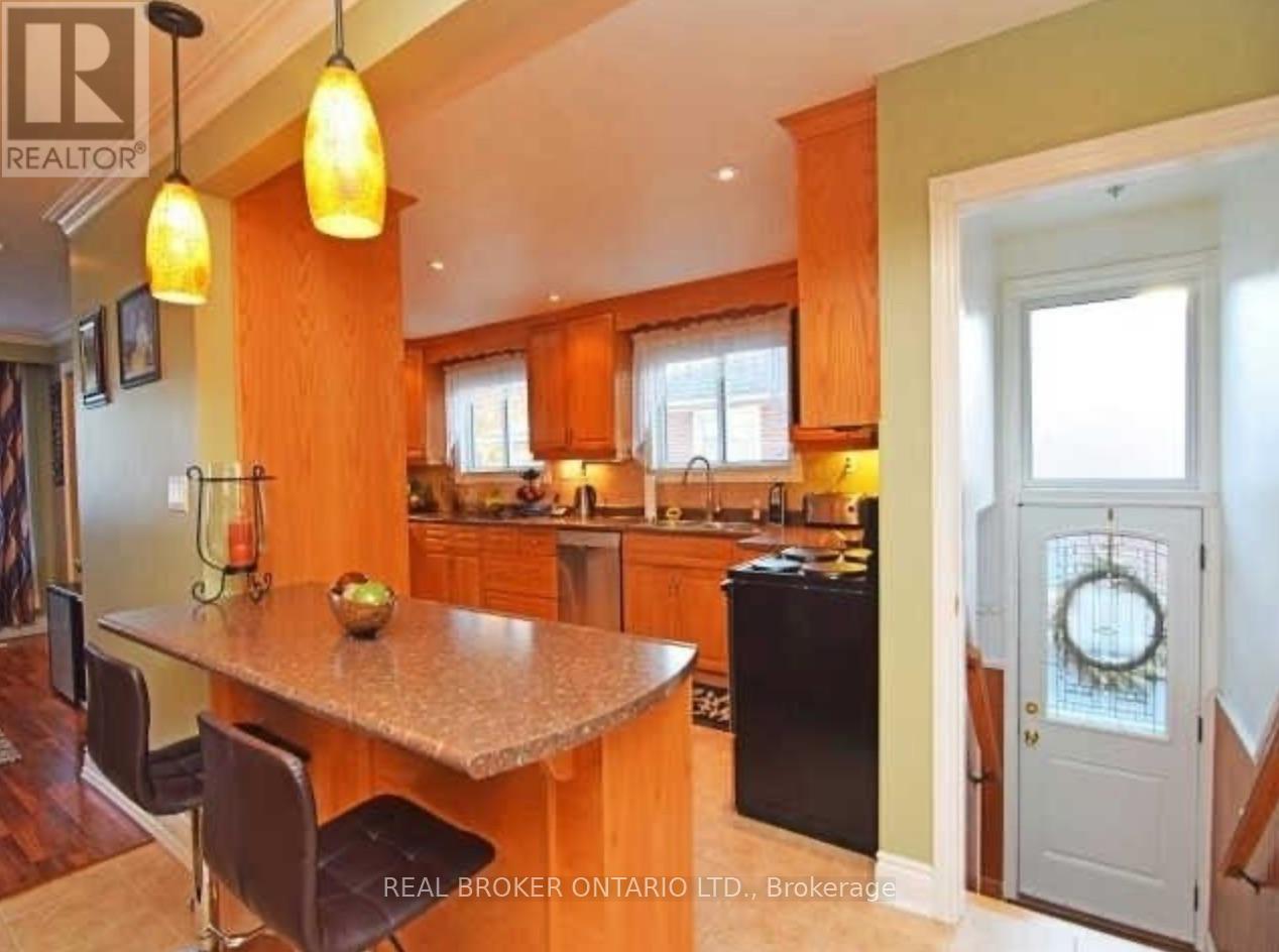 Main - 1602 Coram Crescent, Mississauga, Ontario  L4X 1K9 - Photo 4 - W12670290