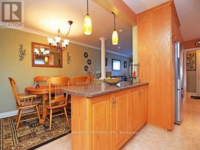 Main - 1602 Coram Crescent, Mississauga, Ontario  L4X 1K9 - Photo 5 - W12670290