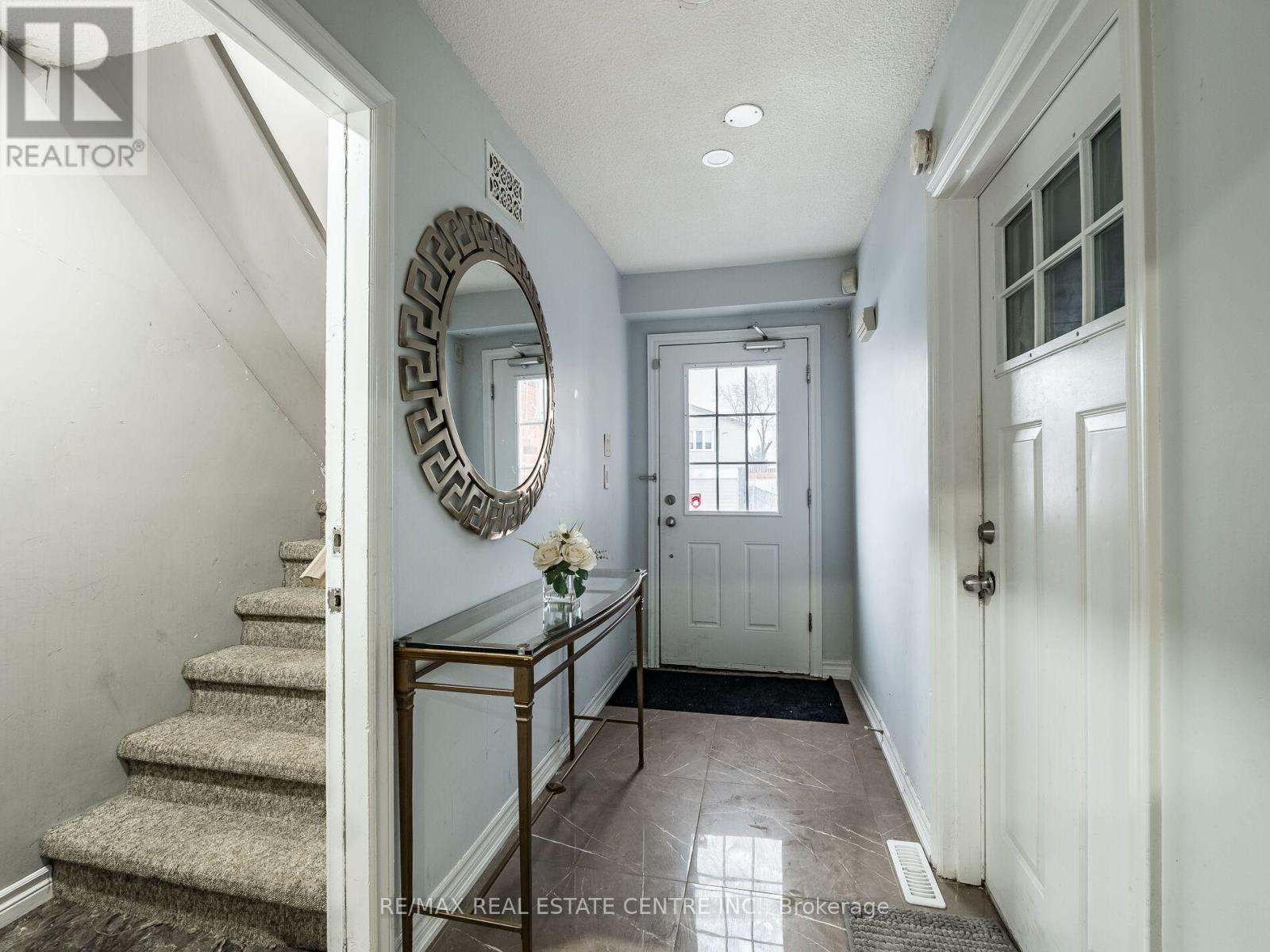 4 Horne Drive, Brampton, Ontario  L6V 2V3 - Photo 5 - W12670294