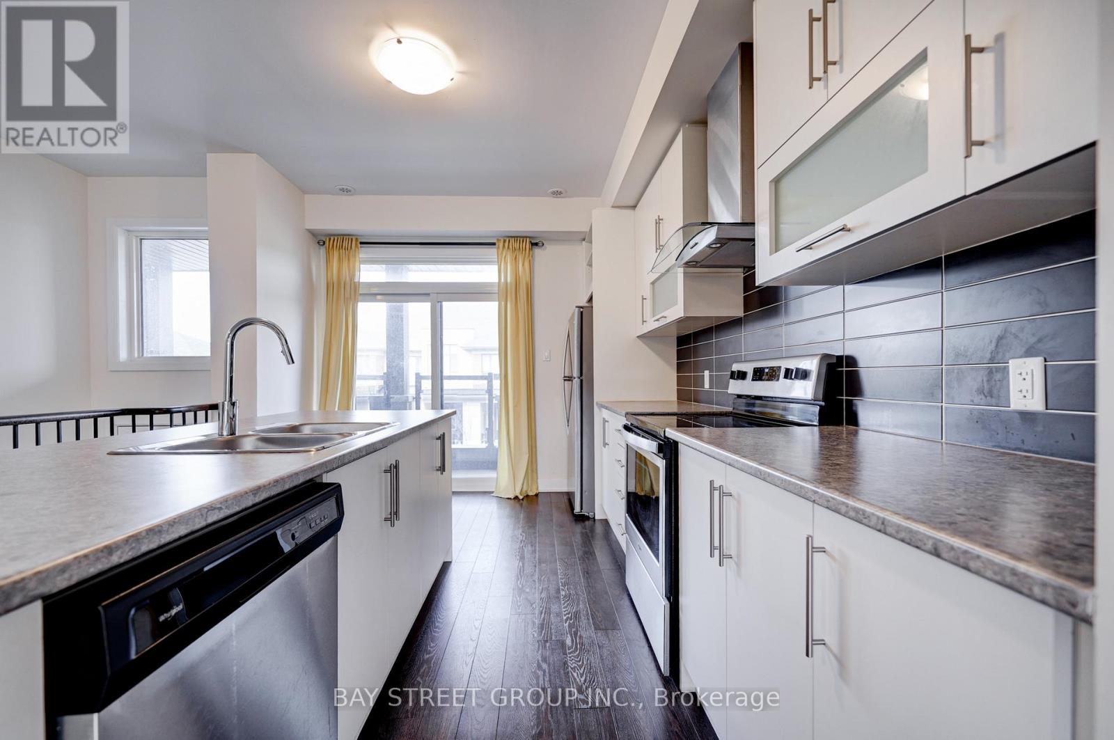 11 Donald Fleming Way, Whitby, Ontario  L1R 0N8 - Photo 3 - E12670370