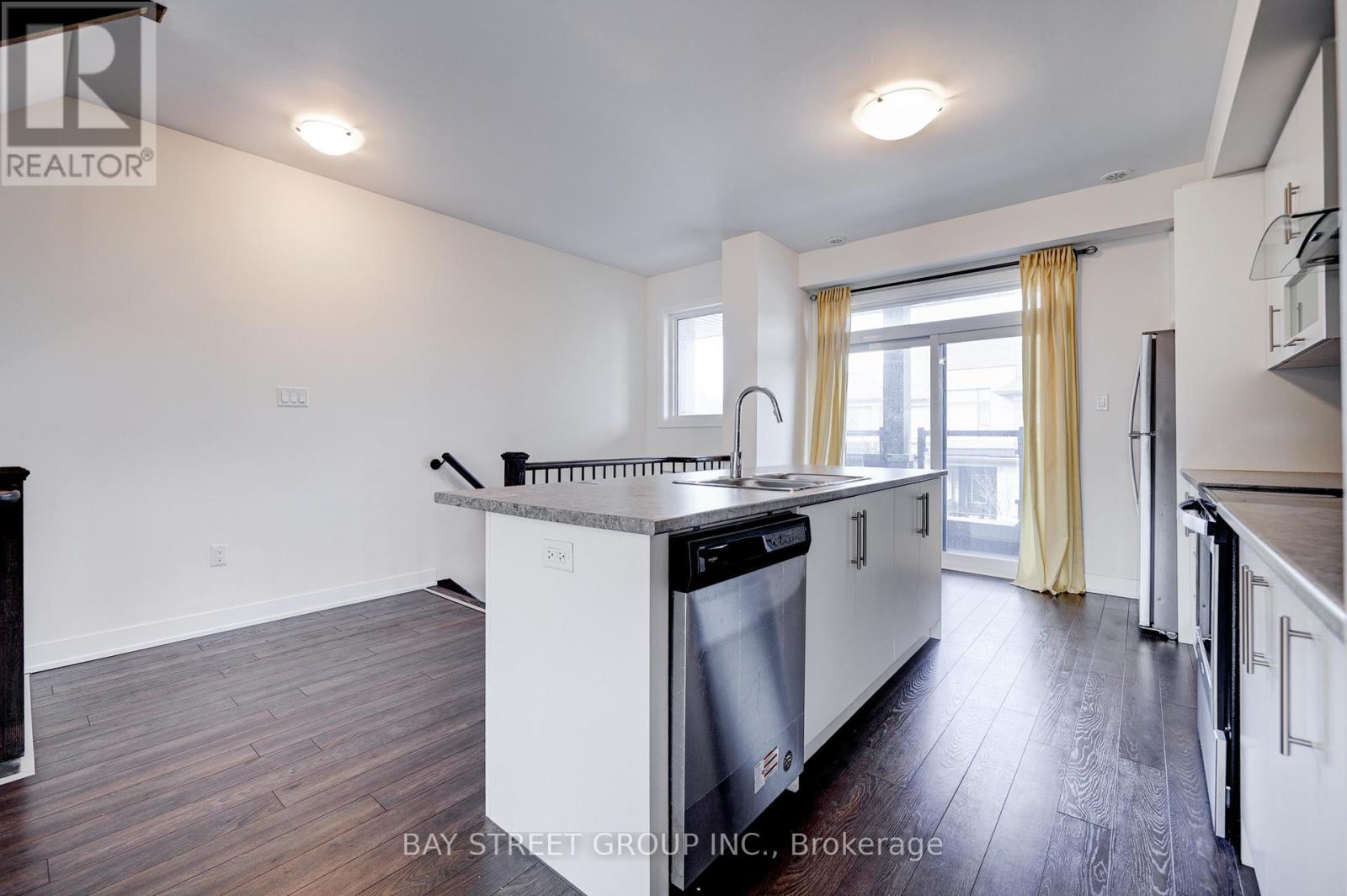 11 Donald Fleming Way, Whitby, Ontario  L1R 0N8 - Photo 6 - E12670370