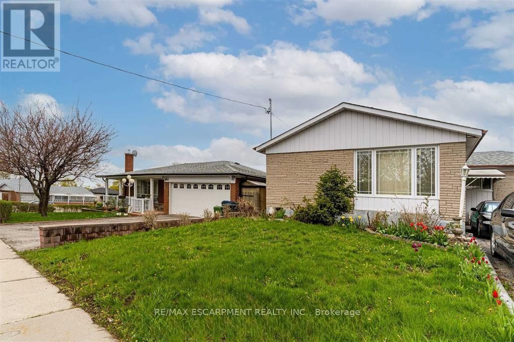 42 Madron Crescent, Toronto, Ontario  M3J 1J1 - Photo 10 - W12670372