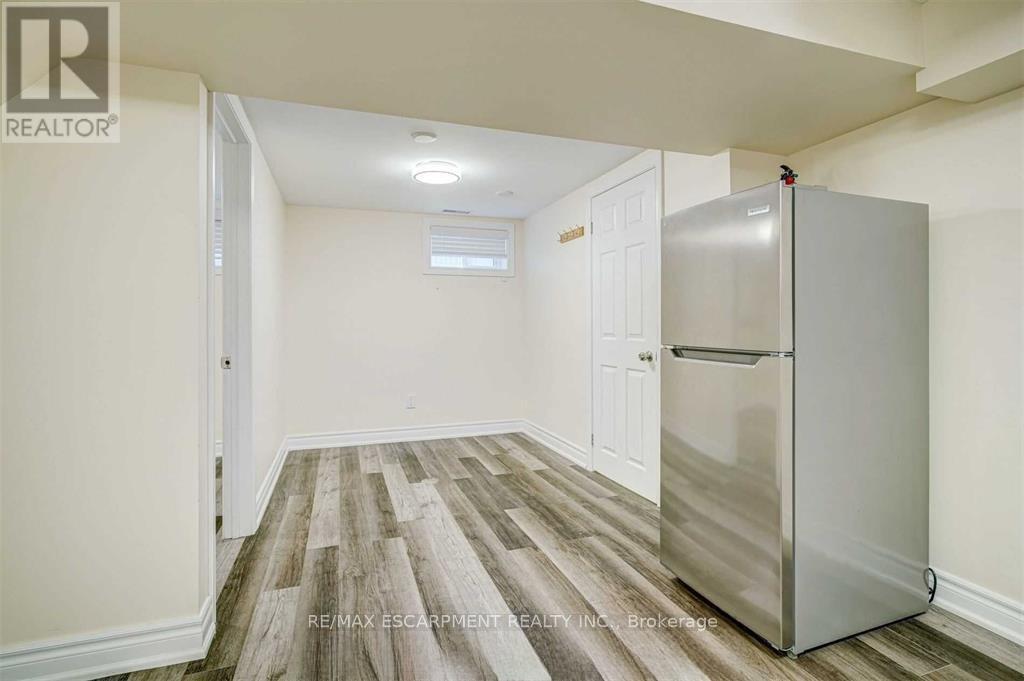 42 Madron Crescent, Toronto, Ontario  M3J 1J1 - Photo 4 - W12670372