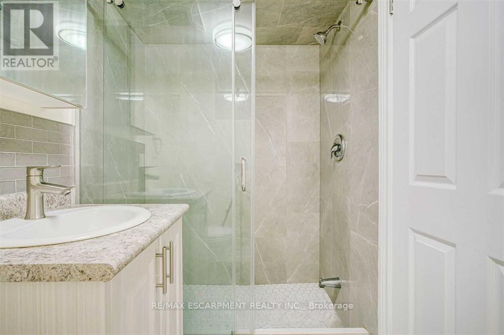 42 Madron Crescent, Toronto, Ontario  M3J 1J1 - Photo 5 - W12670372