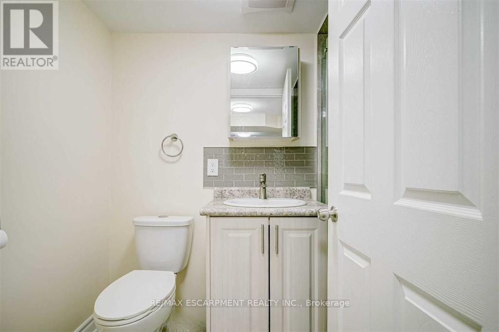 42 Madron Crescent, Toronto, Ontario  M3J 1J1 - Photo 6 - W12670372