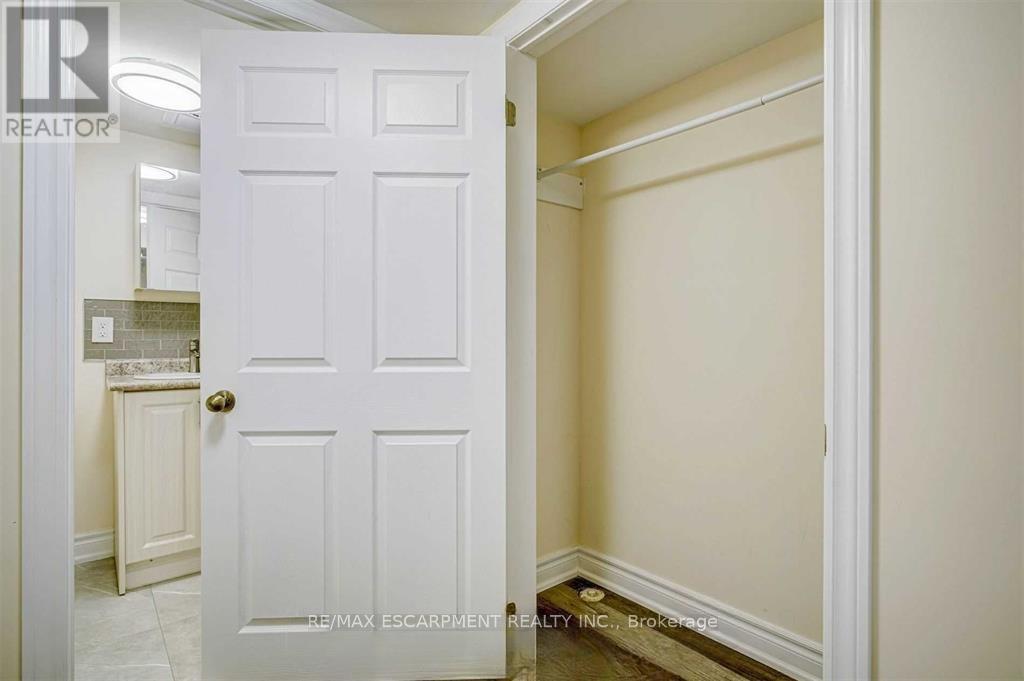 42 Madron Crescent, Toronto, Ontario  M3J 1J1 - Photo 7 - W12670372