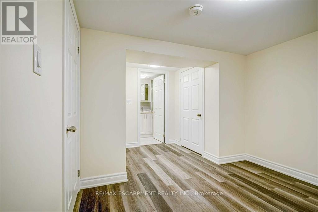 42 Madron Crescent, Toronto, Ontario  M3J 1J1 - Photo 8 - W12670372