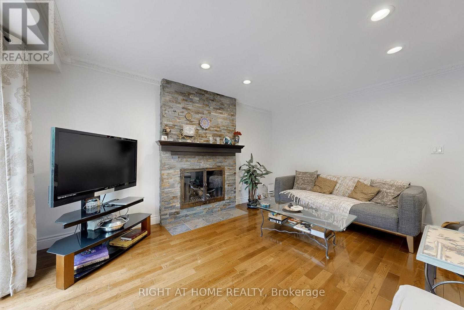 52 Breckonwood Crescent, Markham, Ontario  L3T 5E8 - Photo 5 - N12670416