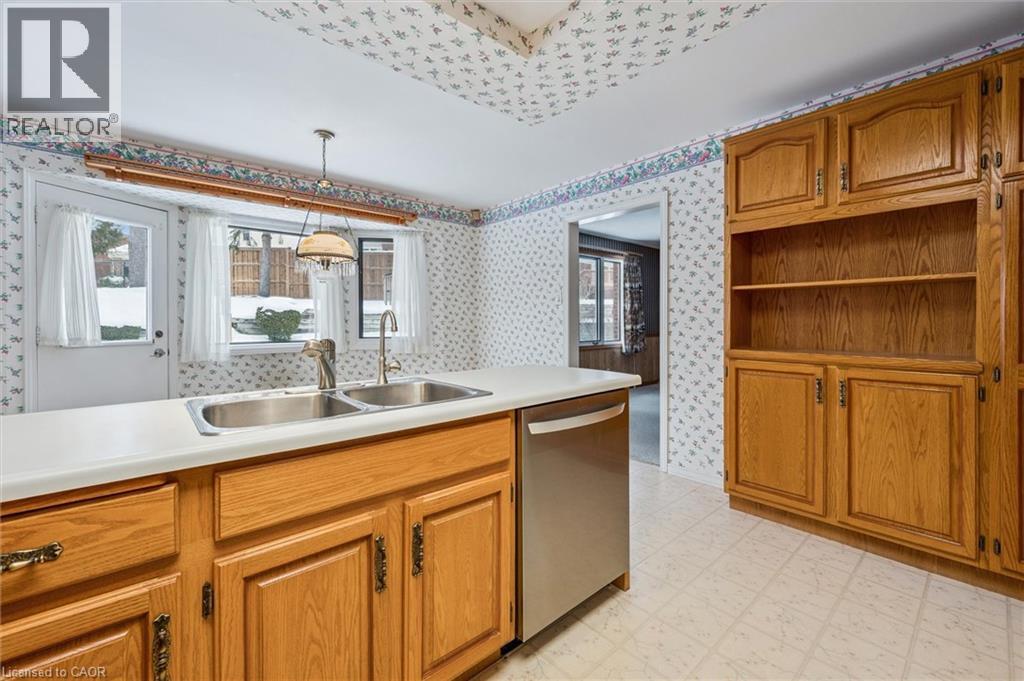 18 Woodview Court, Kitchener, Ontario  N2A 3E6 - Photo 5 - 40796298