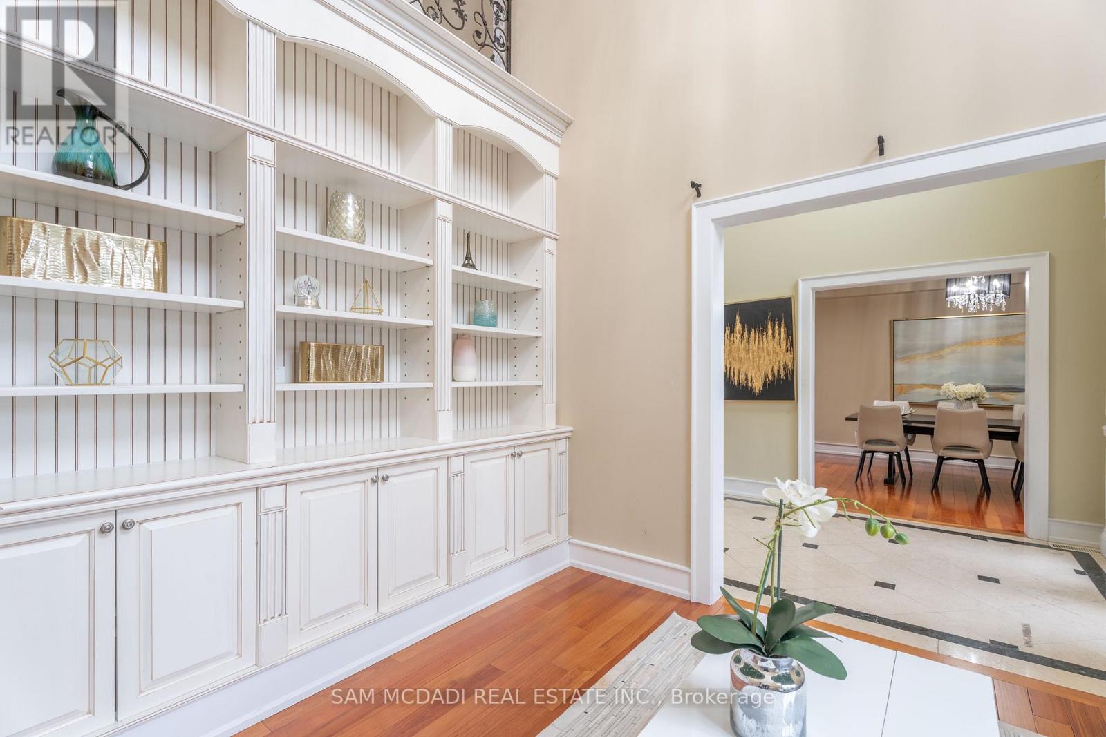 2489 Olinda Court, Mississauga, Ontario  L5C 4P5 - Photo 6 - W12670438