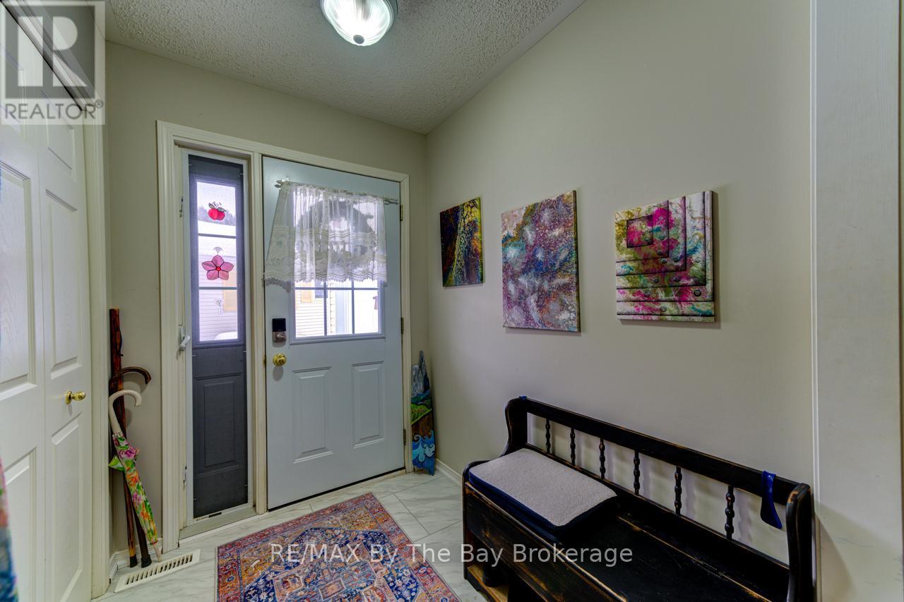 27 Pennsylvania Avenue E, Wasaga Beach, Ontario L9Z 3A8 - Photo 5 - S12670458