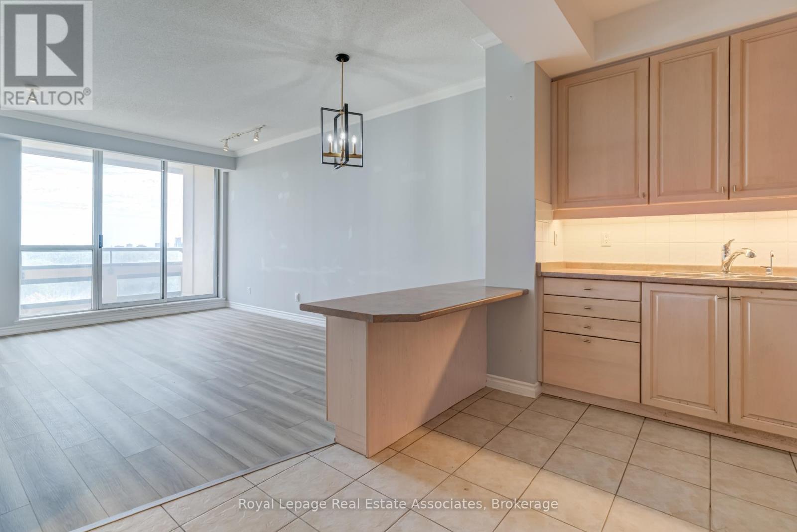 909 - 1 Belvedere Court, Brampton, Ontario  L6V 4M6 - Photo 3 - W12670476