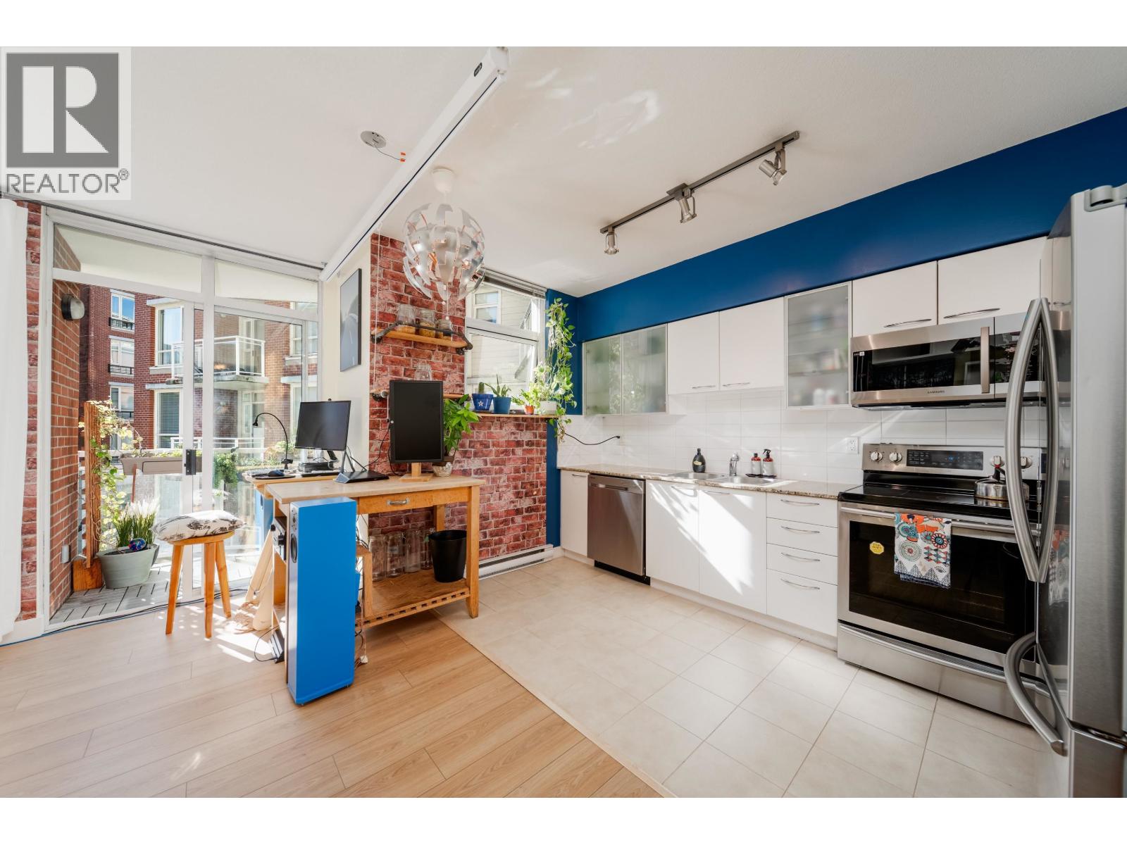 420 4028 Knight Street, Vancouver, British Columbia  V5N 5Y8 - Photo 1 - R3076865