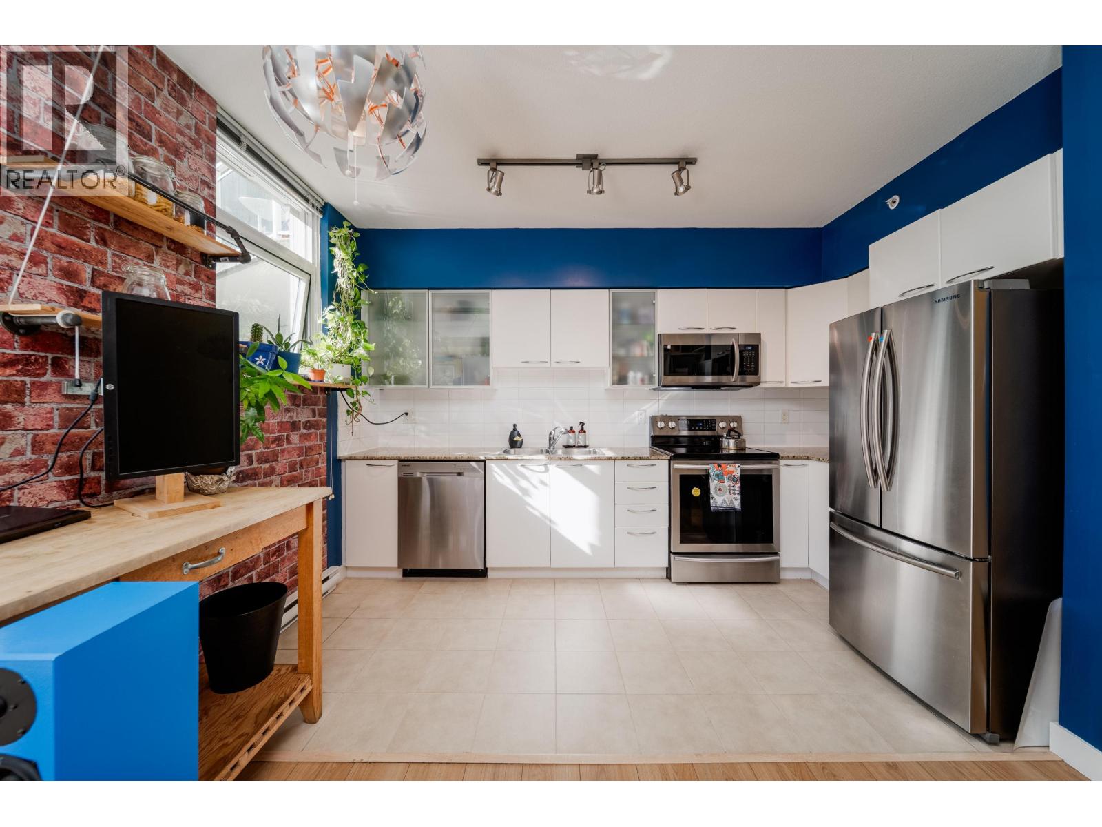 420 4028 Knight Street, Vancouver, British Columbia  V5N 5Y8 - Photo 2 - R3076865