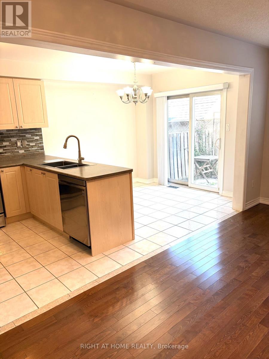 29 Mistdale Crescent, Brampton, Ontario  L7A 1S2 - Photo 6 - W12670680