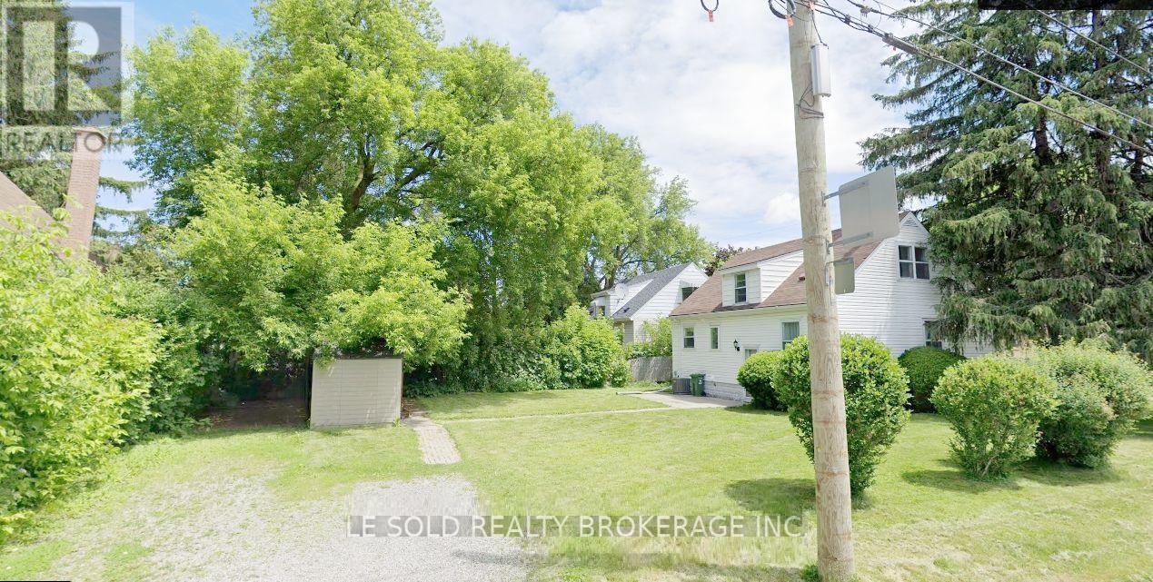 <div class="slider-price">$750 Monthly</div><p>Bsmt Room - 112 Leland Street, Hamilton, Ontario</p>