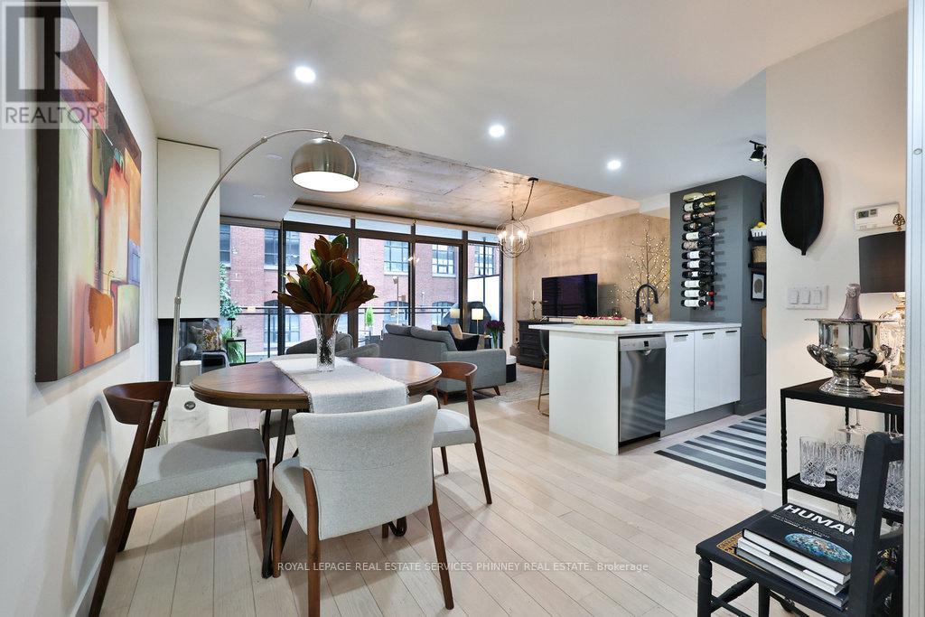 <div class="slider-price">$875,000</div><p>Lw08 - 90 Broadview Avenue, Toronto, Ontario</p>