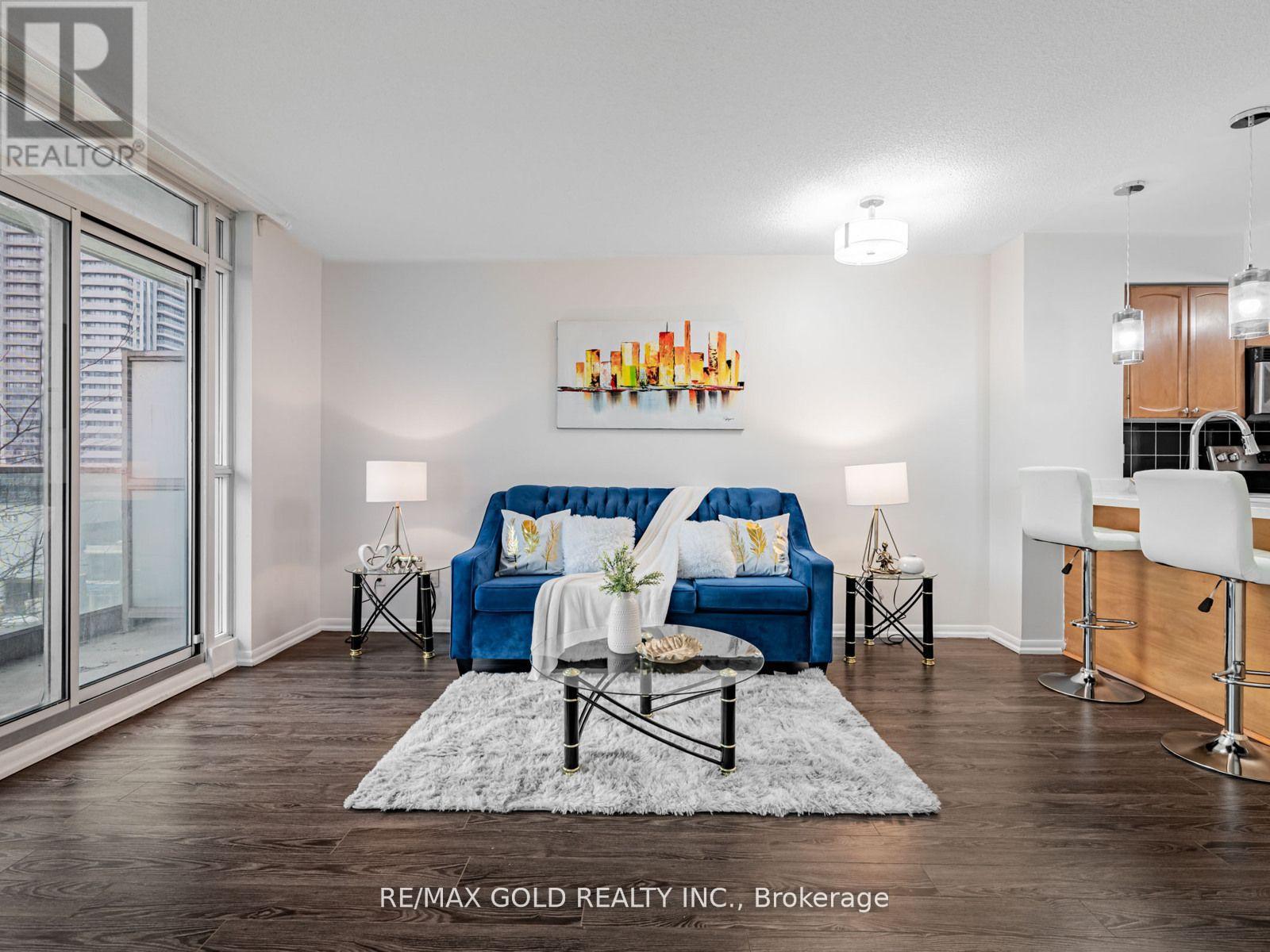 <div class="slider-price">$529,900</div><p>906 - 18 Yonge Street, Toronto, Ontario</p>