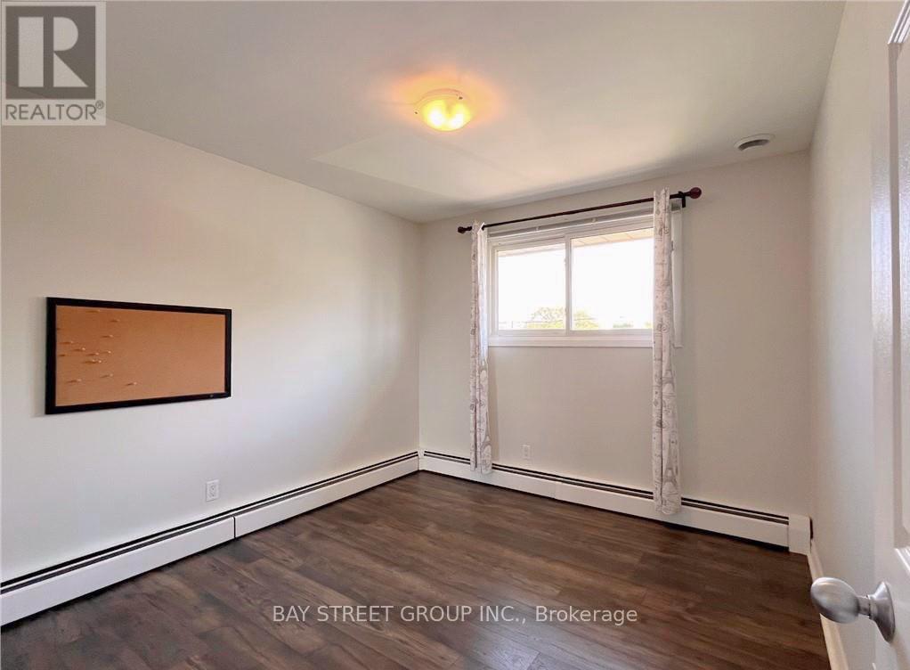 Upper - 106 St David's Road, St. Catharines, Ontario  L2T 1P9 - Photo 8 - X12670756