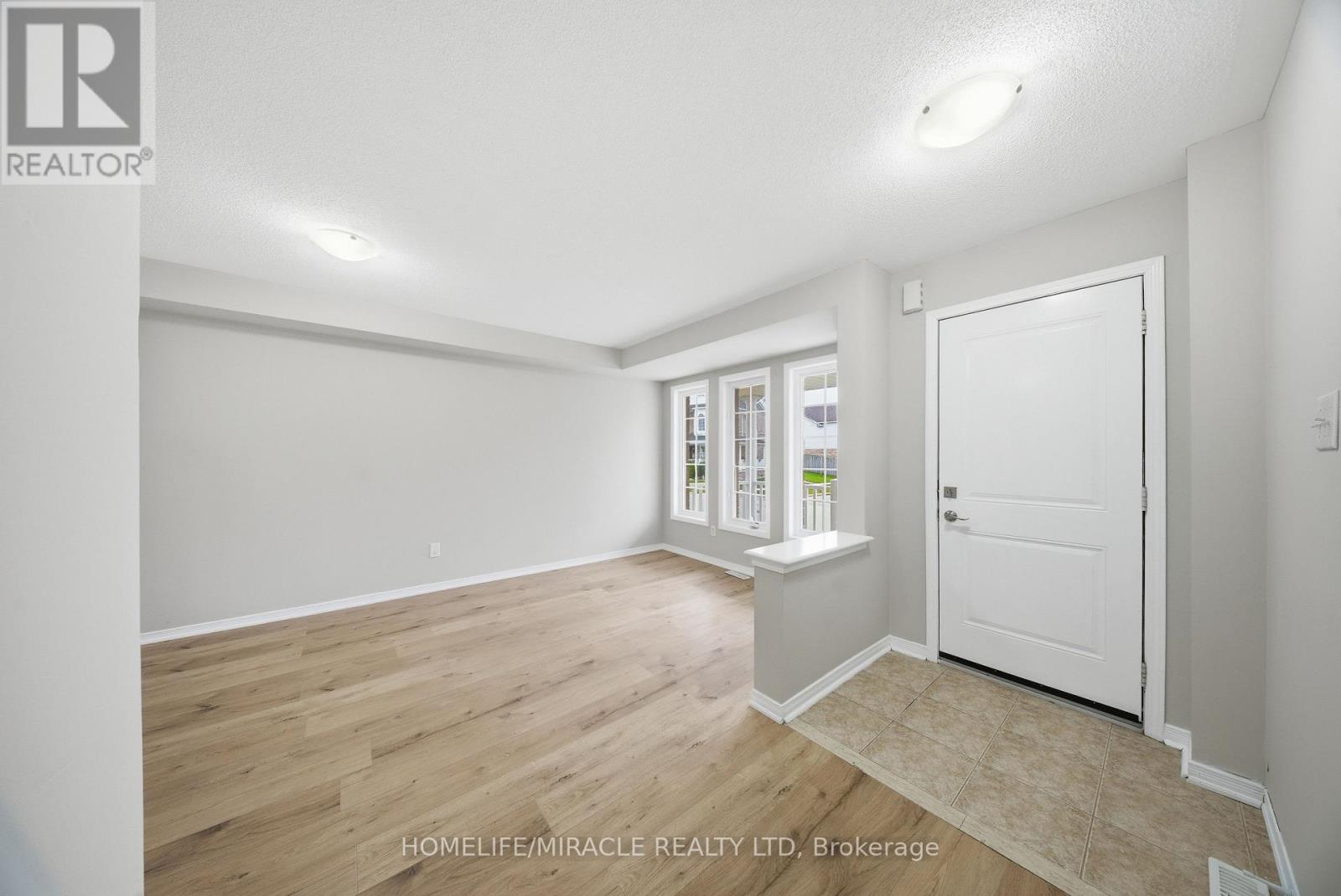 12 Diana Way, Barrie (Innis-Shore), Ontario  L4M 7H2 - Photo 9 - S12670764